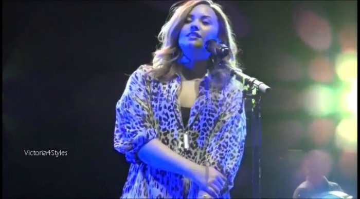 bscap0008 - Demi talk about Niall Horan Again Chile concert