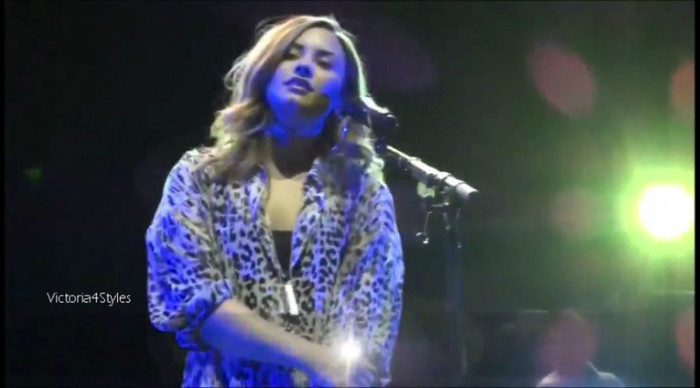 bscap0009 - Demi talk about Niall Horan Again Chile concert