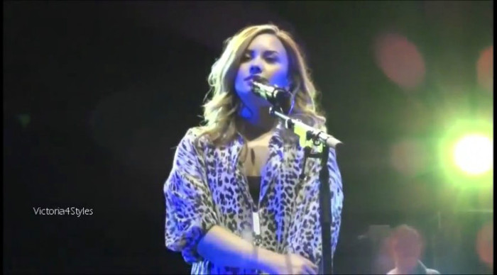 bscap0016 - Demi talk about Niall Horan Again Chile concert