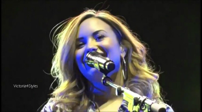 bscap0023 - Demi talk about Niall Horan Again Chile concert