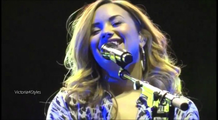 bscap0024 - Demi talk about Niall Horan Again Chile concert