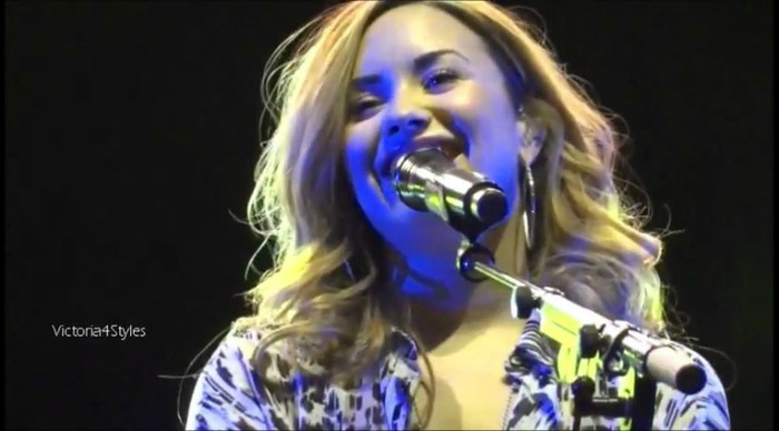 bscap0025 - Demi talk about Niall Horan Again Chile concert