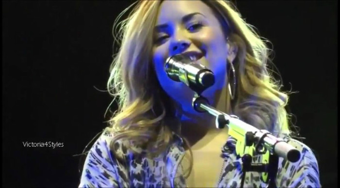 bscap0029 - Demi talk about Niall Horan Again Chile concert