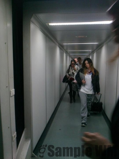 normal_tumblr_m40r3d8rhv1rq31q9o1_1280 - 29 04 2012 Selena and Mandy at the airport in Sofia Bulgaria