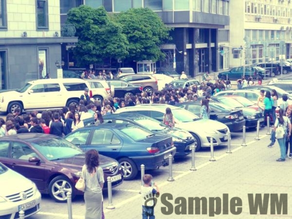 hotel - Selenas fans outside the hotel in Bulgaria