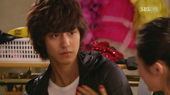 Nu....numele de familie este Ajudorashu....