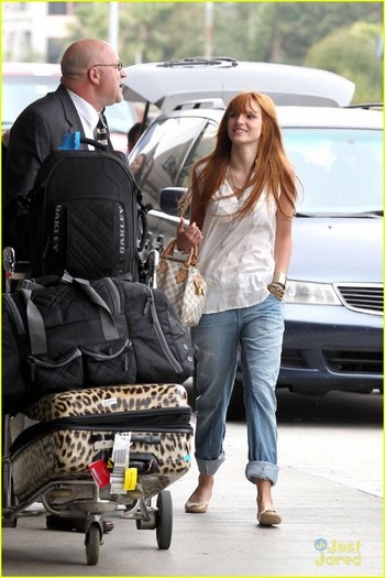 bella-thorne-lax-london-07 - Bella Thorne LAX to London