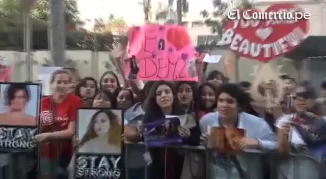 Demi Lovato Llego A Perú Y Saludo A Sus Fans  2012 00692