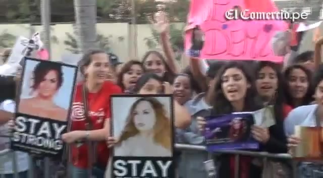 Demi Lovato Llego A Perú Y Saludo A Sus Fans  2012 01004
