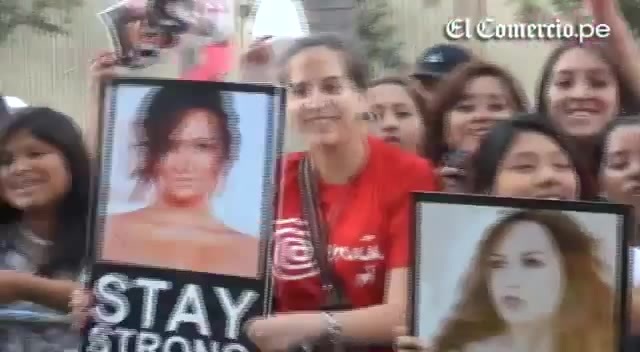 Demi Lovato Llego A Perú Y Saludo A Sus Fans  2012 01198 Demi Lovato Llego A Perú Y Saludo A Sus Fans  2012 01198
