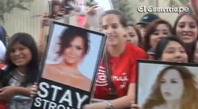 Demi Lovato Llego A Perú Y Saludo A Sus Fans  2012 01232 Demi Lovato Llego A Perú Y Saludo A Sus Fans  2012 01232