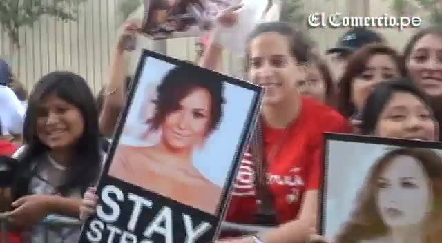 Demi Lovato Llego A Perú Y Saludo A Sus Fans  2012 01266