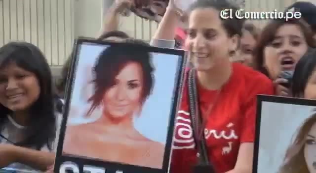 Demi Lovato Llego A Perú Y Saludo A Sus Fans  2012 01302 - Demi - Llego A Peru Y Saludo A Sus Fans 2012 Part oo2