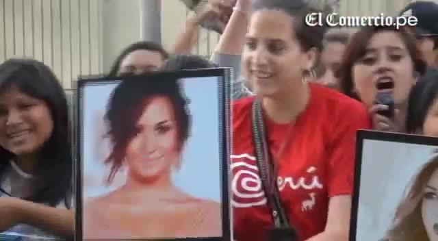 Demi Lovato Llego A Perú Y Saludo A Sus Fans  2012 01343