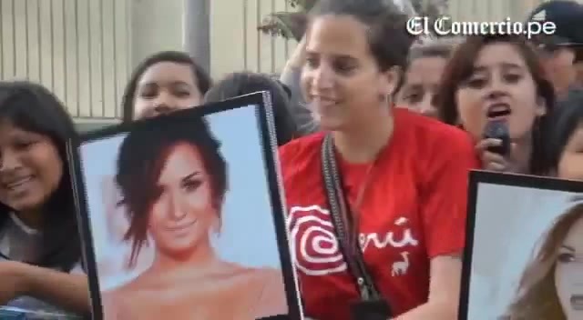 Demi Lovato Llego A Perú Y Saludo A Sus Fans  2012 01375 Demi Lovato Llego A Perú Y Saludo A Sus Fans  2012 01375