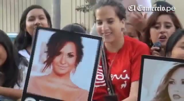 Demi Lovato Llego A Perú Y Saludo A Sus Fans  2012 01469
