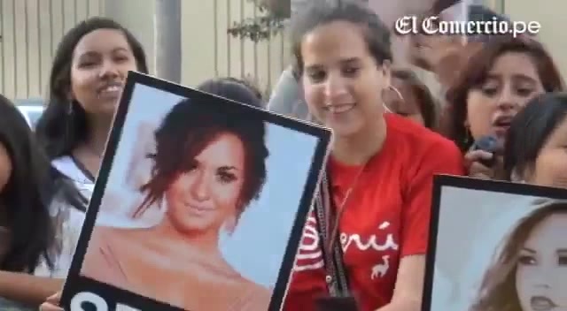 Demi Lovato Llego A Perú Y Saludo A Sus Fans  2012 01491