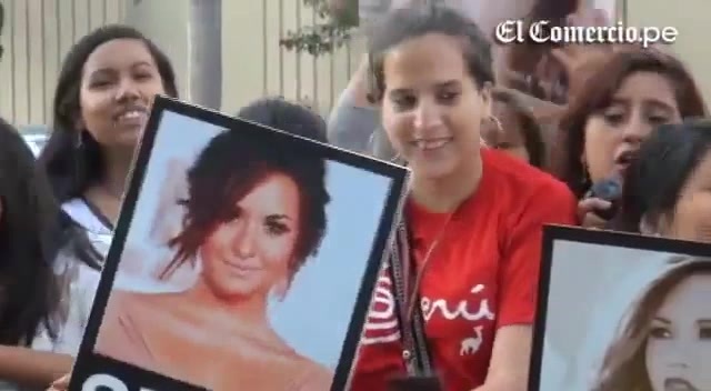 Demi Lovato Llego A Perú Y Saludo A Sus Fans  2012 01527