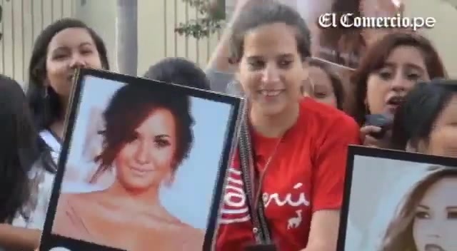 Demi Lovato Llego A Perú Y Saludo A Sus Fans  2012 01547