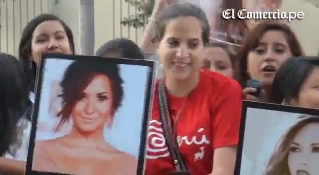 Demi Lovato Llego A Perú Y Saludo A Sus Fans  2012 01586