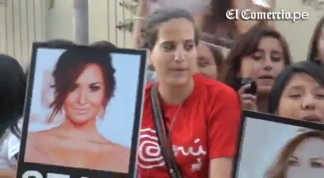 Demi Lovato Llego A Perú Y Saludo A Sus Fans  2012 01835 - Demi - Llego A Peru Y Saludo A Sus Fans 2012 Part oo3