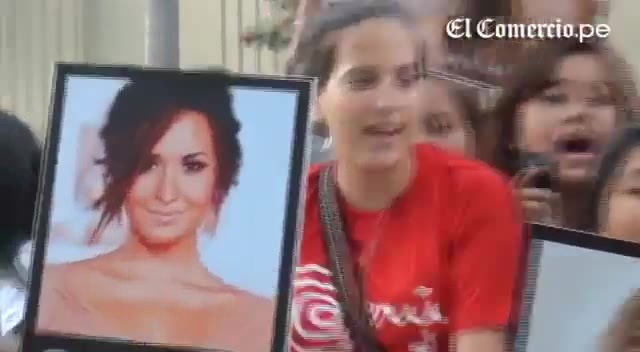 Demi Lovato Llego A Perú Y Saludo A Sus Fans  2012 01868