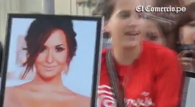 Demi Lovato Llego A Perú Y Saludo A Sus Fans  2012 01886