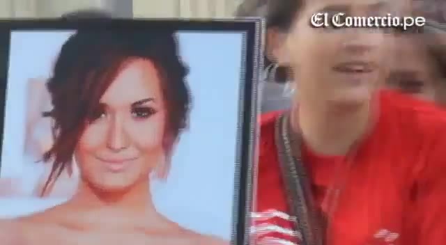 Demi Lovato Llego A Perú Y Saludo A Sus Fans  2012 01923