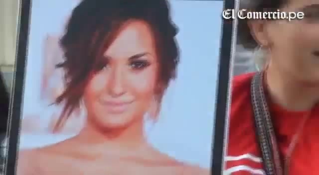 Demi Lovato Llego A Perú Y Saludo A Sus Fans  2012 01969
