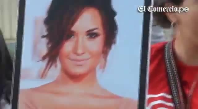 Demi Lovato Llego A Perú Y Saludo A Sus Fans  2012 01987