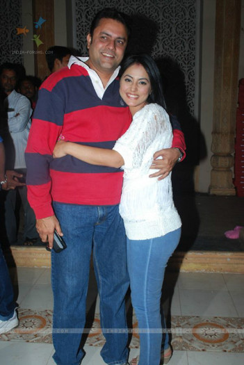 179635-hina-khan-with-sanjeev-seth-on-the-sets-of-ye-rishta-kya-kehlat