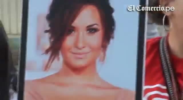 Demi Lovato Llego A Perú Y Saludo A Sus Fans  2012 02025
