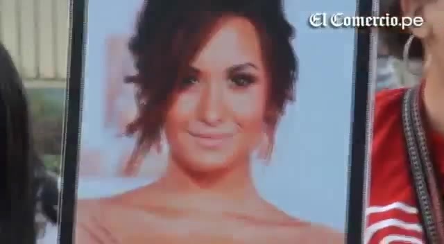 Demi Lovato Llego A Perú Y Saludo A Sus Fans  2012 02042