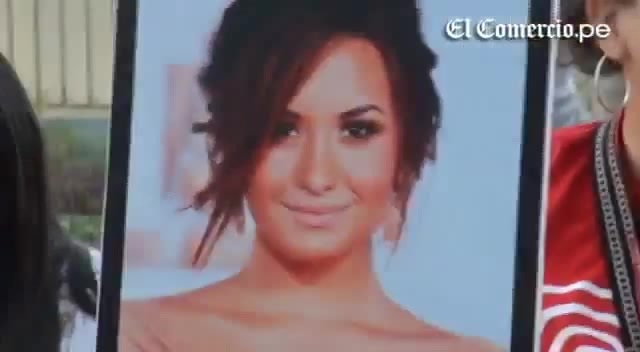 Demi Lovato Llego A Perú Y Saludo A Sus Fans  2012 02079 - Demi - Llego A Peru Y Saludo A Sus Fans 2012 Part oo4