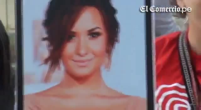 Demi Lovato Llego A Perú Y Saludo A Sus Fans  2012 02131 Demi Lovato Llego A Perú Y Saludo A Sus Fans  2012 02131