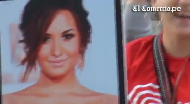Demi Lovato Llego A Perú Y Saludo A Sus Fans  2012 02183 Demi Lovato Llego A Perú Y Saludo A Sus Fans  2012 02183