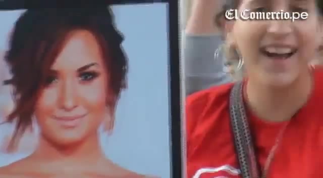 Demi Lovato Llego A Perú Y Saludo A Sus Fans  2012 02237