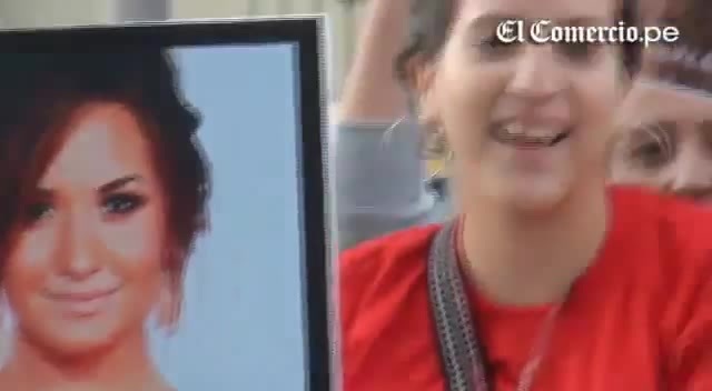 Demi Lovato Llego A Perú Y Saludo A Sus Fans  2012 02311 Demi Lovato Llego A Perú Y Saludo A Sus Fans  2012 02311