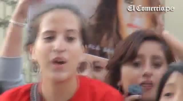 Demi Lovato Llego A Perú Y Saludo A Sus Fans  2012 02549
