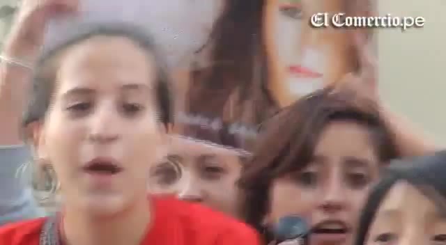 Demi Lovato Llego A Perú Y Saludo A Sus Fans  2012 02568 Demi Lovato Llego A Perú Y Saludo A Sus Fans  2012 02568