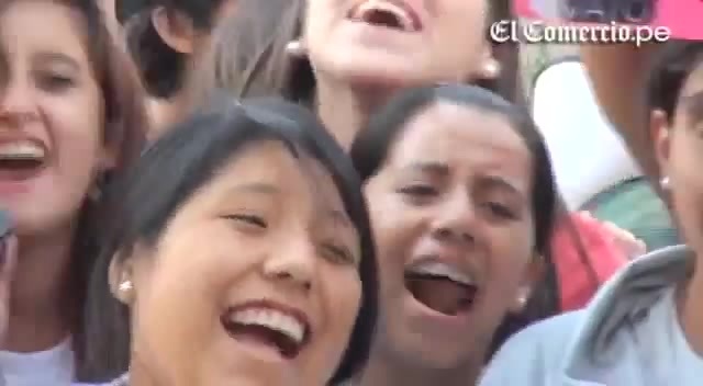 Demi Lovato Llego A Perú Y Saludo A Sus Fans  2012 03001