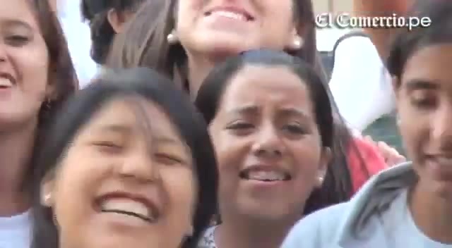 Demi Lovato Llego A Perú Y Saludo A Sus Fans  2012 03052