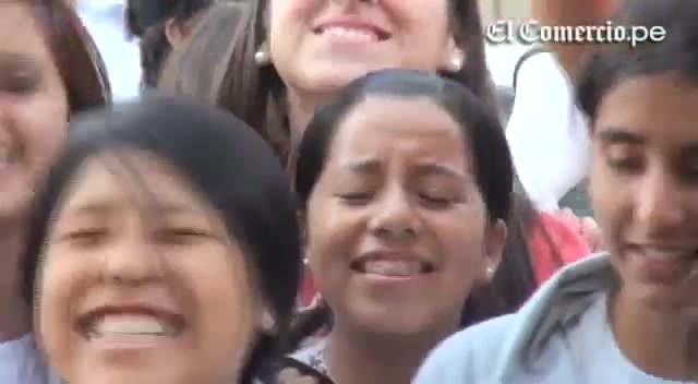 Demi Lovato Llego A Perú Y Saludo A Sus Fans  2012 03077