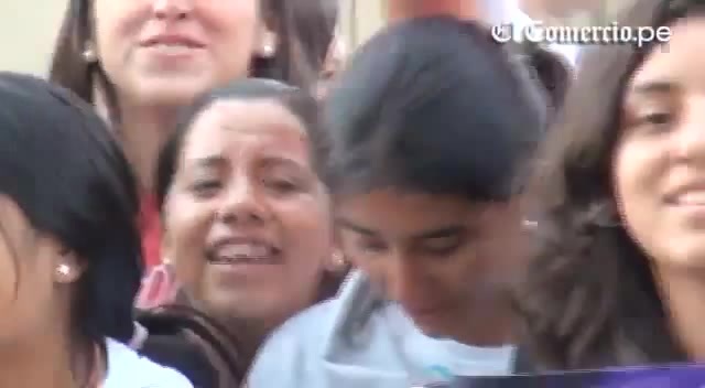 Demi Lovato Llego A Perú Y Saludo A Sus Fans  2012 03304