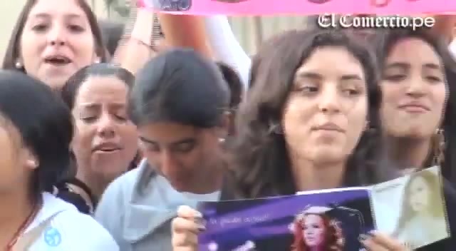 Demi Lovato Llego A Perú Y Saludo A Sus Fans  2012 03465