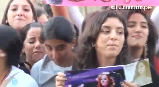 Demi Lovato Llego A Perú Y Saludo A Sus Fans  2012 03486