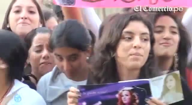 Demi Lovato Llego A Perú Y Saludo A Sus Fans  2012 03496