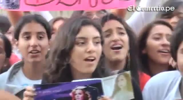 Demi Lovato Llego A Perú Y Saludo A Sus Fans  2012 03672