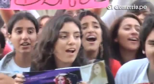 Demi Lovato Llego A Perú Y Saludo A Sus Fans  2012 03717