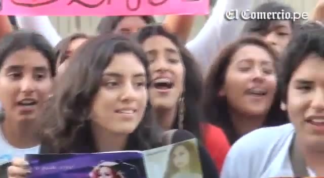 Demi Lovato Llego A Perú Y Saludo A Sus Fans  2012 03756